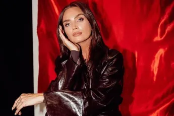 /dames/daarom-kreeg-ze-de-titel-voormalige-mooiste-vrouw-van-nederland-showt-schaars-gekleed-haar-bloedheet-lichaam-fotos