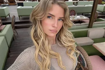 Iedereen is weer stapelverliefd op Lottie Moss, zus van Kate, nadat ze (met enkele vriendinnen) schaars gekleed poseert (foto's)