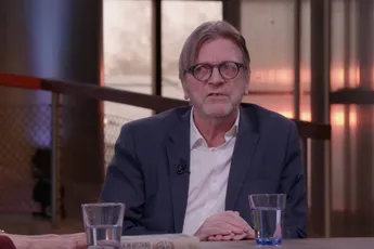 /actua/schande-voor-ons-land-guy-verhofstadt-rijdt-door-rood-maar-krijgt-geen-straf-uitleg-van-rechter-is-speciaal