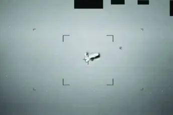 Pentagon geeft nieuwe lading UFO-video's vrij: beelden tonen mysterieuze interacties met vliegtuigen