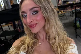 /dames/de-fotos-die-je-echt-wil-zien-camille-showt-haar-afgetrainde-lijf-in-bikini-en-andere-minimale-outfits