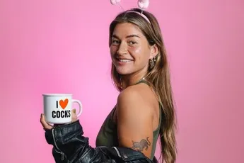 Populaire Nederlandse influencer maakt filmpje en plots passeert daar haar... favoriete pikante speeltje