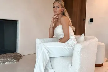 /dames/tiffany-de-vrouw-van-louis-talpe-etaleert-haar-geweldige-lijf-in-badpak-en-daar-kan-je-uren-naar-blijven-kijken