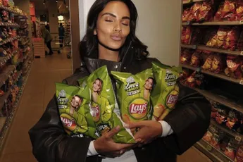 /dames/gast-kijkt-deze-snikhete-lingeriefotos-van-monica-geuze-en-vliegt-bijna-buiten-ze-keek-mee