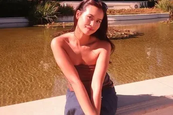 /dames/ex-miss-belgie-angeline-flor-pua-poseert-in-een-jurk-die-vooral-bovenaan-weinig-verhullend-is-en-dat-is-redelijk-indrukwekkend