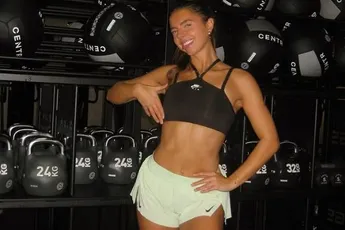 /dames/koekoek-coco-brocades-toont-helemaal-bezweet-in-minimale-sportoutfits-waarom-heel-nederland-gek-is-van-haar-fotos