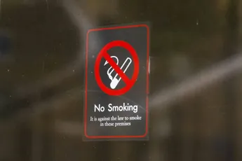 /actua/rokers-opgelet-in-deze-populaire-vakantielanden-riskeer-je-deze-zomer-fikse-boetes