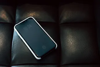 /actua/apple-waarschuwt-mensen-die-hun-iphone-s-nachts-opladen-slechts-drie-keer-ademhalen-en-je-bent-al-bewusteloos