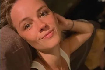 /dames/erg-heet-letterlijk-actrice-lynn-van-royen-laat-plots-haar-badpak-zakken-maar-doet-dat-niet-zomaar-fotos