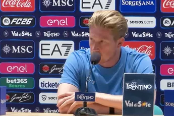 /sport/napoli-bommetje-vlak-voor-wk-kevin-de-bruyne-met-de-grond-gelijk-gemaakt-door-assistent-van-antonio-conte