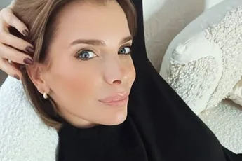 /dames/griet-vanhees-vrouw-van-anthony-kumpen-zorgt-voor-een-serieus-wauw-momentje-in-rood-badpak-fotos