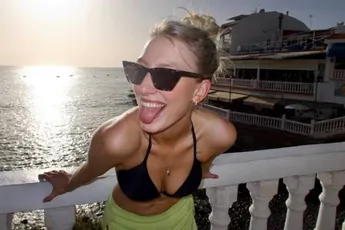 Alina uit 'De Mol' pronkt nog eens met haar tempel van een lijf in bikini (foto's)