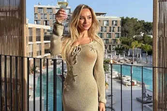 Amy Sonck vertoeft op Ibiza en dan kunnen snikhete bikinifoto's natuurlijk niet ontbreken: "Wat een lijf!"