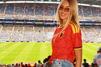 /dames/terwijl-courtois-de-beste-duivel-is-op-het-wk-geeft-mishel-het-beste-van-zichzelf-in-bikini-fotos