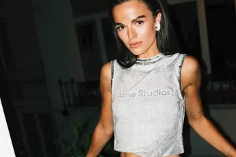 Pauline Slangen gooit lustig wat kleren uit en toont nog eens haar overheerlijke (en afgetrainde) lijf: "Hot stuff!"