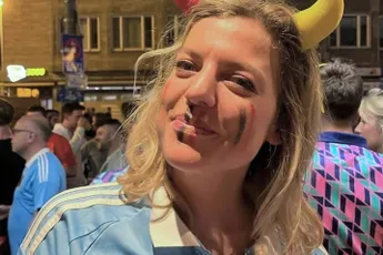 Alsof de hitte an sich nog niet erg genoeg is: 'experiment' van Ella Leyers loopt helemaal fout
