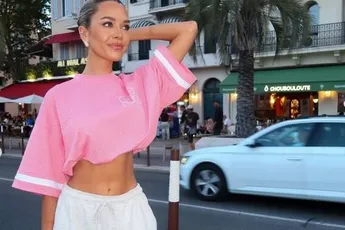/dames/vlaamse-bom-bo-praet-is-nu-ook-dj-en-haar-outfits-achter-de-draaitafel-worden-wel-geapprecieerd-fotos