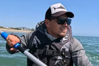 /actua/bizarre-beelden-tonen-binnenkant-van-de-bek-van-een-witte-haai-nadat-het-dier-in-camera-van-kajakker-beet