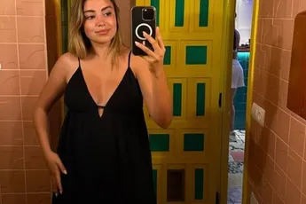 /dames/haar-babe-gehalte-gaat-weer-omhoog-zita-wauters-toont-zich-in-zwemkledij-en-laat-ons-mee-loeren-in-haar-decollete