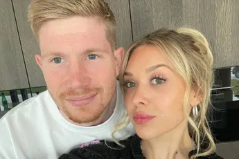 /dames/wag-koorts-opwarmen-voor-het-wk-2026-met-de-lekkerste-fotos-van-michele-de-vrouw-van-kevin-de-bruyne