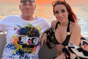 /dames/loredana-de-amicis-40-laat-alles-lekker-schudden-in-bikini-en-uiteraard-krijgt-ook-patje-een-rol-toebedeeld