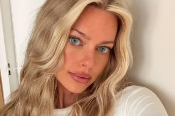 /dames/celest-de-mooiste-vrouw-van-belgie-volgens-de-hollanders-toont-haar-tempel-van-een-lichaam-in-badpak-fotos