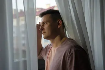/stories/zijn-hitsige-vriendin-gooit-hem-op-bed-en-scheurt-de-kleren-van-zijn-lijf-en-toch-er-is-iets-dat-me-serieus-dwarszit