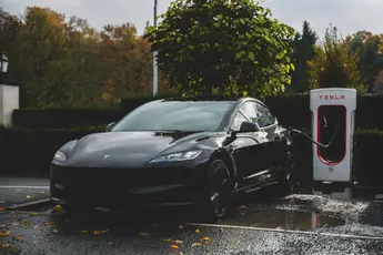 /wheels/vergelijking-tussen-nieuwe-en-versleten-tesla-onthult-verrassende-waarheid-gooi-die-mythe-in-de-vuilbak
