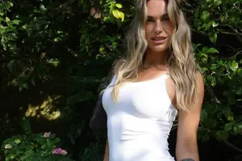 Na uitschakeling op Wimbledon wou ze zich 'bezatten', nu toont Aryna Sabalenka haar tempel in bikini