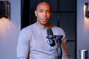 /actua/thierry-henry-48-showt-nog-eens-zijn-sixpack-en-iedereen-is-omver-geblazen-hoe-kan-dat