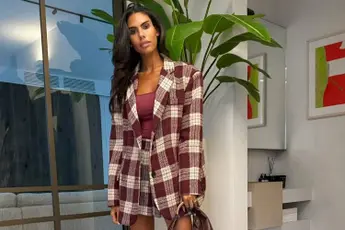 /dames/hallo-wout-bru-real-housewife-natassia-poseert-in-bikini-en-we-mogen-van-heel-dichtbij-meekijken