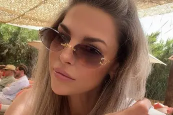 /dames/tanja-dexters-die-in-bikini-in-het-zwembad-een-dansje-doet-daar-kom-je-de-dag-wel-mee-door