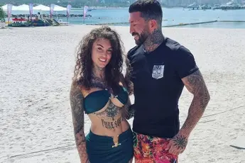 /dames/ken-je-ze-nog-temptation-rosanna-zet-minimaal-gekleed-haar-tattoos-en-rondingen-ferm-in-de-kijker