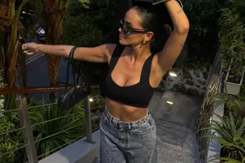 /dames/monica-geuze-haalt-op-ibiza-lustig-de-bikinis-boven-en-enkele-van-haar-vriendinnen-doen-gezellig-mee