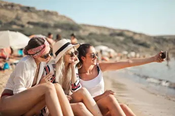 /actua/experts-waarschuwen-dat-vakantiefotos-delen-gevaarlijk-kan-zijn-en-dat-heeft-alles-te-maken-metai