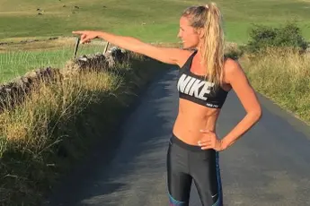 /dames/joke-van-de-velde-speelt-petanque-in-bikini-en-haar-boules-stelen-de-show-fotos