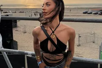 /dames/dit-waren-de-knapste-en-coolste-babes-op-het-we-can-dance-festival-op-het-strand-van-zeebrugge-fotos
