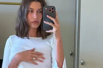 /dames/hailey-bieber-in-bikini-das-misschien-het-heetste-dat-je-zal-meemaken-deze-week-fotos