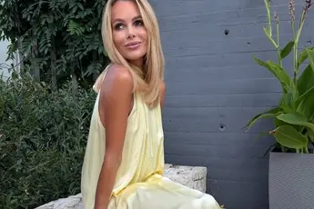 /dames/amanda-holden-bewijst-nog-eens-met-heerlijke-bikinifotos-dat-55-gewoon-het-nieuwe-35-is