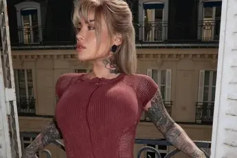 /dames/limburgse-eotb-en-temptation-babe-lie-meurs-zet-haar-rondingen-en-tattoos-in-de-schijnwerper-met-heerlijke-bikinselfie