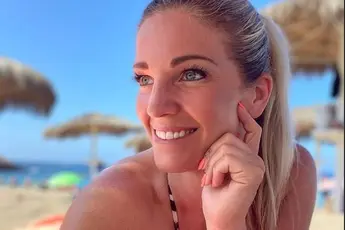 /dames/ex-miss-belgian-beauty-eveline-hoste-mag-45-kaarsjes-uitblazen-en-in-bikini-en-badpak-ziet-ze-er-nog-steeds-geweldig-uit-fotos