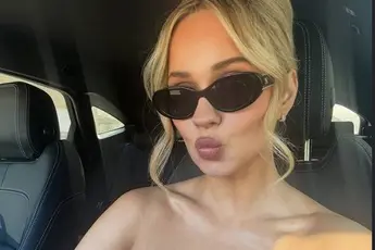 /dames/anastasya-chernook-heeft-twee-grote-troeven-en-die-zet-ze-nog-eens-lekker-in-de-verf-met-heerlijke-fotos