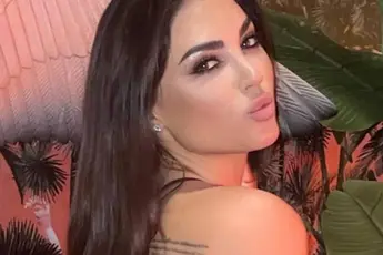 /dames/yolanthe-cabau-etaleert-haar-billetjes-in-de-supermarkt-maar-mensen-maken-zich-vooral-zorgen-over-haar-intieme-leven