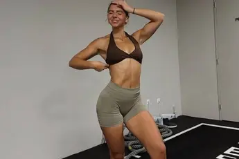 /dames/hollandse-fitnessbabe-coco-die-zich-in-haar-festivaloutfit-een-paar-keer-optrekt-das-fascinerend-om-naar-te-kijken-strong-over-skinny