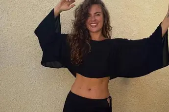 /dames/bloedhete-femke-postma-trekt-een-blouse-aan-waar-je-toch-wel-een-beetje-kunt-doorkijken-fotos