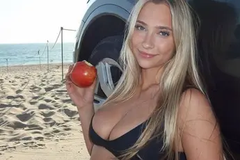 /dames/delfine-heeft-volgens-onze-noorderburen-de-lekkerste-meloenen-van-het-land-laat-ons-even-checken-fotos