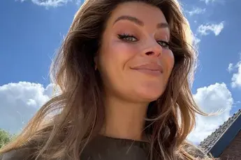 /dames/hollandse-tv-kok-miljuschka-maakt-de-soep-weer-heel-gepeperd-door-flink-wat-kleren-uit-te-gooien-fotos