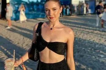 Vlaams model Selena (met het bekende poesje) doet Instagram daveren met straffe bikinifoto's