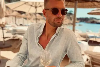 /actua/ruben-van-gucht-zit-op-restaurant-met-een-vrouw-en-dan-stormt-plots-haar-partner-binnen