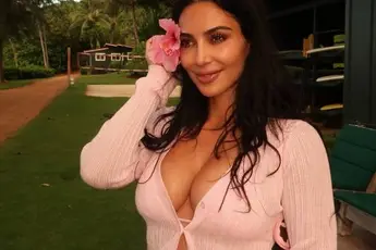 /dames/kim-kardashian-trekt-nog-eens-een-bikini-aan-en-dan-weet-je-dat-veel-mensen-aan-hun-scherm-plakken